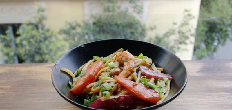 Ceviche Wok de tallarines con pollo, langostinos y cilantro M.